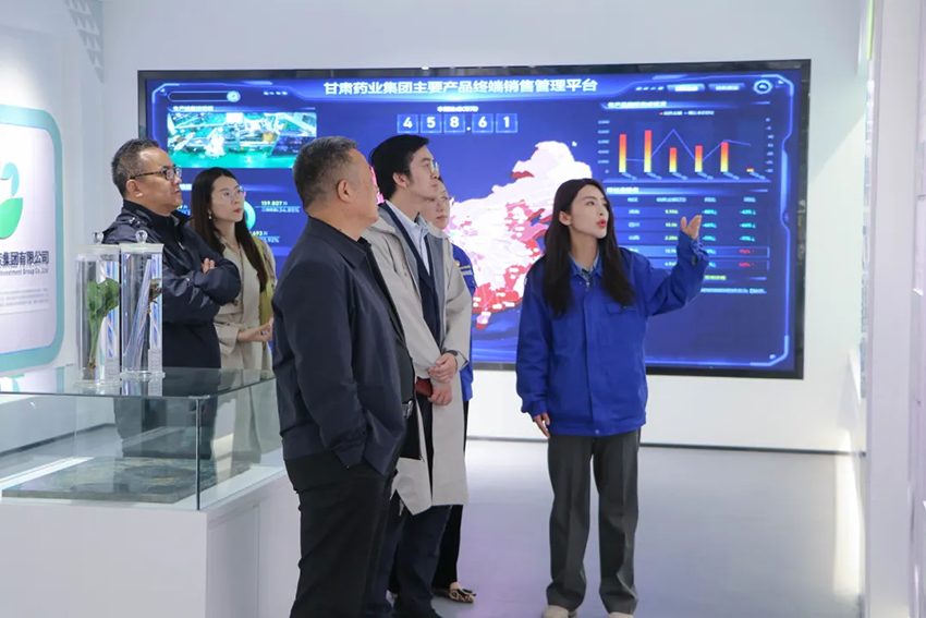 澳門科技大學澳門轉(zhuǎn)化醫(yī)學中心主任何耀到隴神戎發(fā)參觀交流