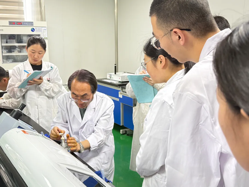 【研究院新聞】國方檢測公司開展中藥材顯微鑒別技術(shù)培訓，全面提升員工實際操作能力